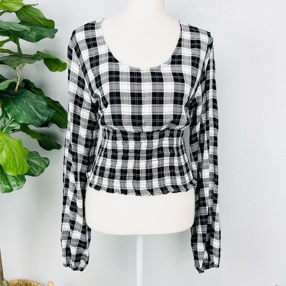 SIM & SAM Cropped Black & White Smocked Buffalo Plaid Long Sleeve Crop Midi Top